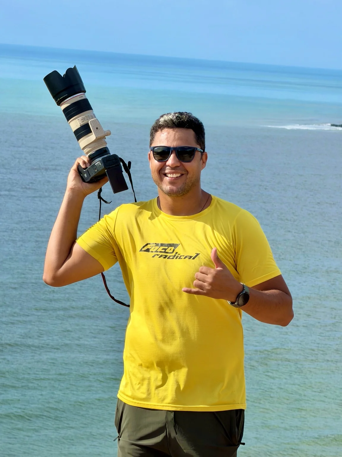 Roger, fotógrafo esportivo, com câmera profissional